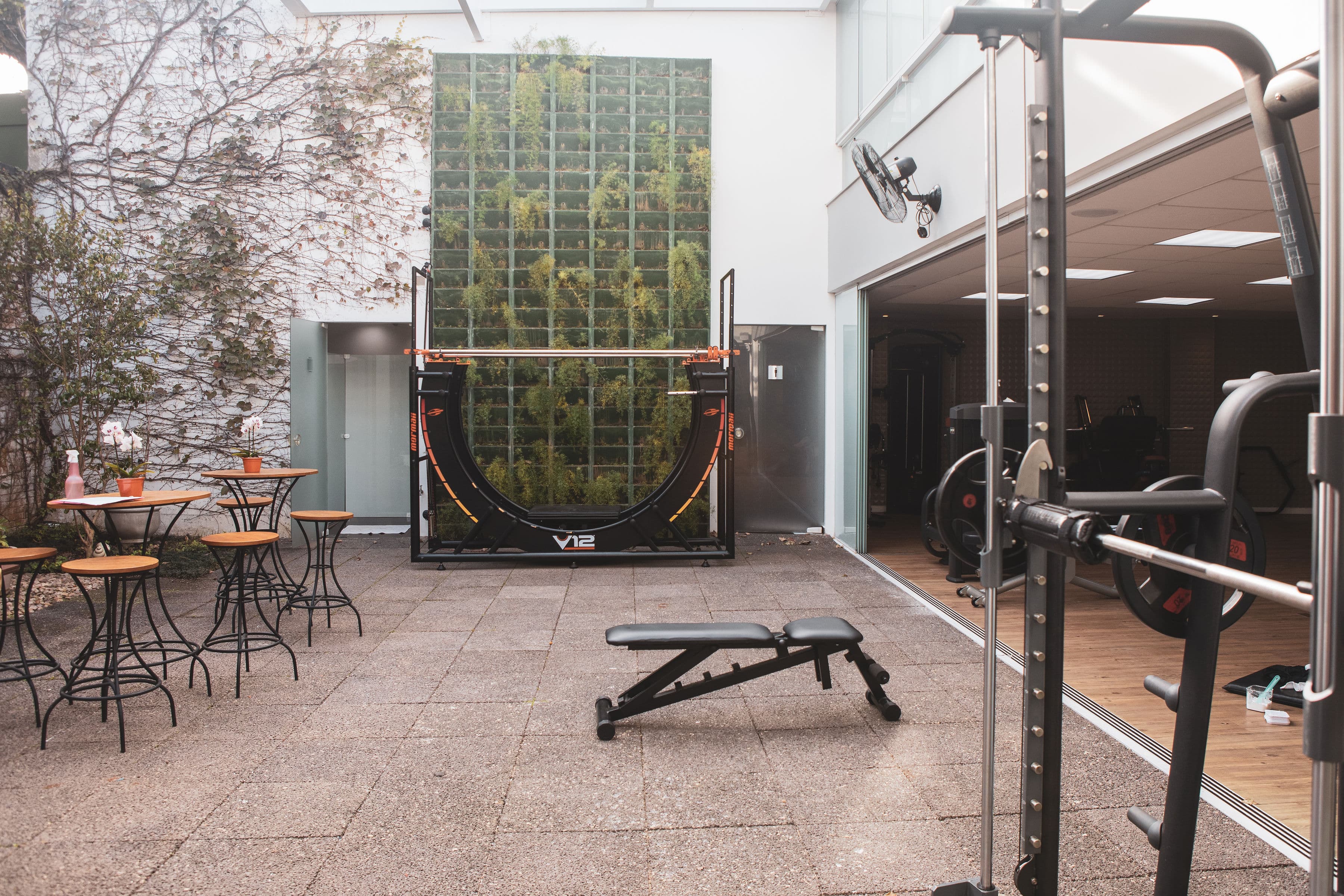 Interior e exterior da The Woman Gym