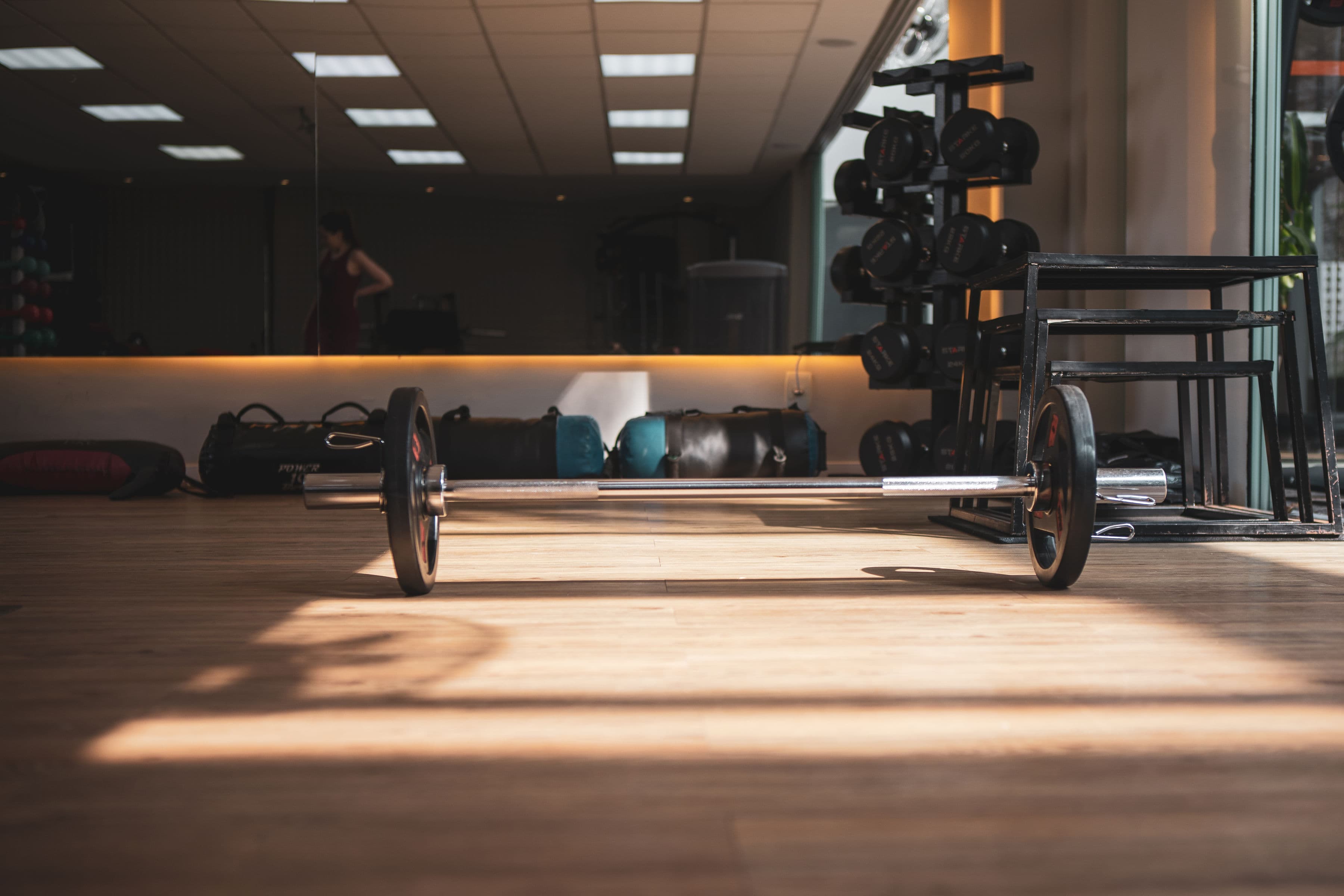 Interior da academia The Woman Gym com equipamentos de musculação